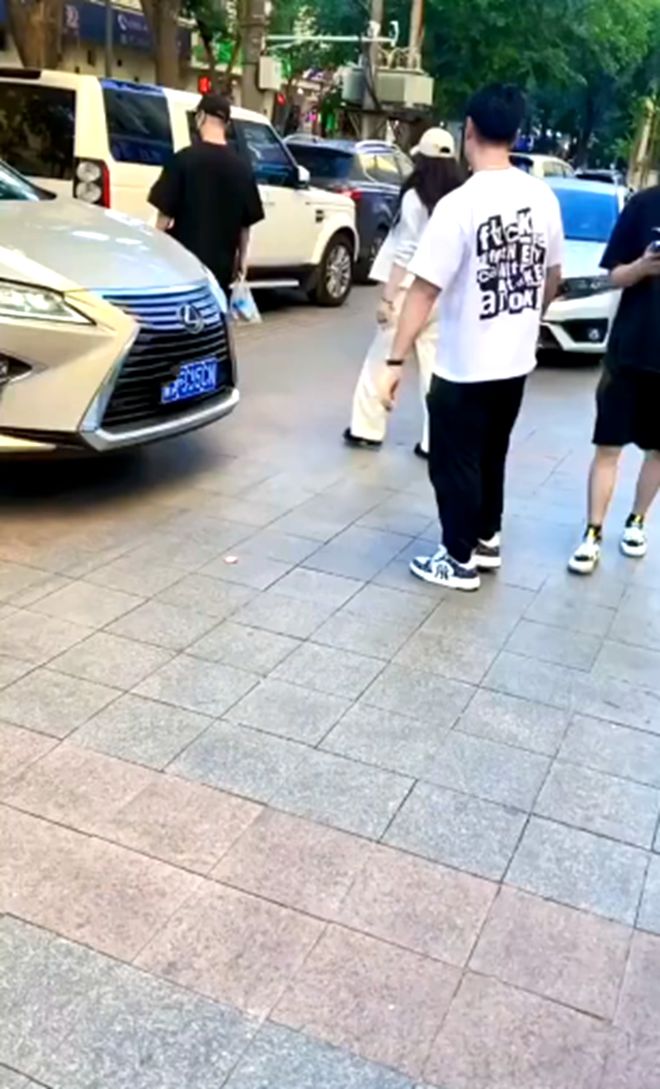 森林北陪汪峰过儿童节！穿镂空休闲上衣配小白裤真是又美又飒(图2)