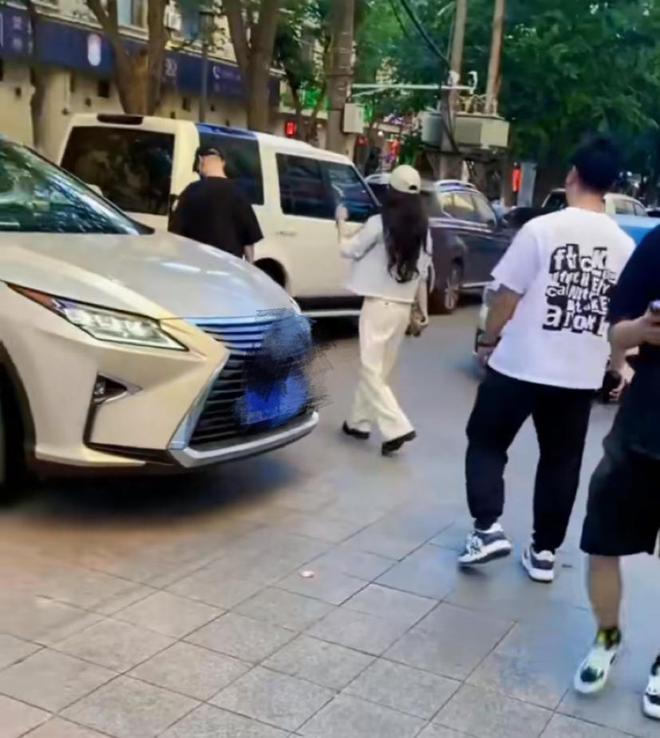 汪峰陪森林北过儿童节两人重回相识地新疆旅游戴情侣帽超甜(图1)