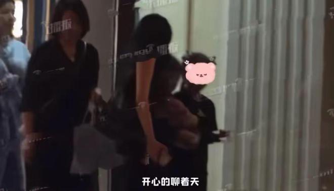 汪峰陪森林北过儿童节两人重回相识地新疆旅游戴情侣帽超甜(图5)