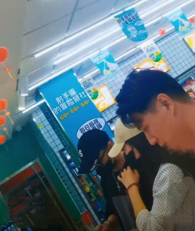 汪峰陪森林北过儿童节两人重回相识地新疆旅游戴情侣帽超甜(图3)