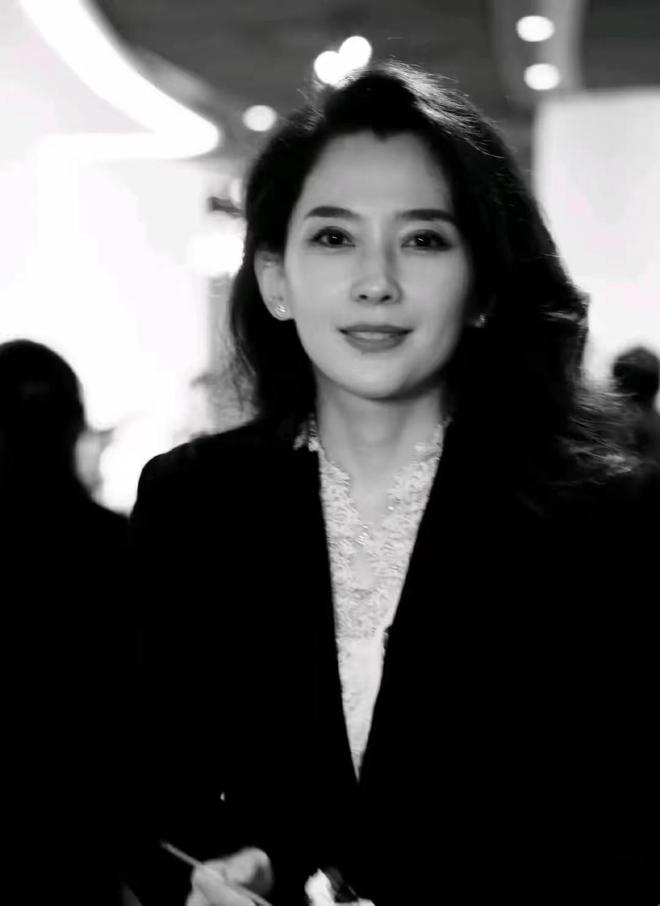 汪峰陪森林北过儿童节两人重回相识地新疆旅游戴情侣帽超甜(图9)