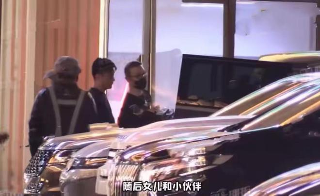 汪峰陪森林北过儿童节两人重回相识地新疆旅游戴情侣帽超甜(图6)