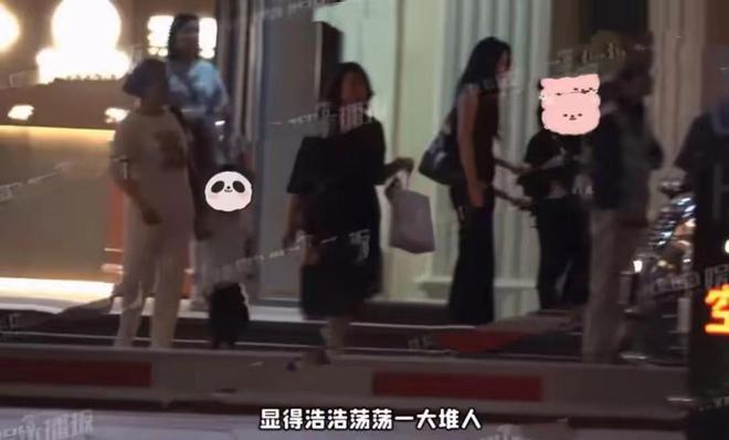 汪峰陪森林北过儿童节两人重回相识地新疆旅游戴情侣帽超甜(图4)