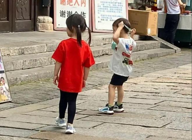 撒贝宁一家现身老婆李白人高马大龙凤胎女儿比儿子高出一大截(图2)