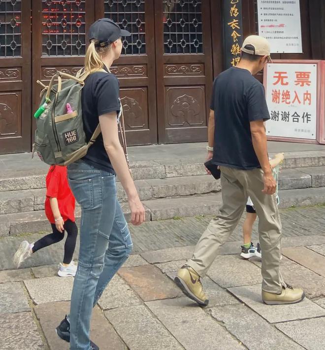 撒贝宁一家现身老婆李白人高马大龙凤胎女儿比儿子高出一大截(图1)