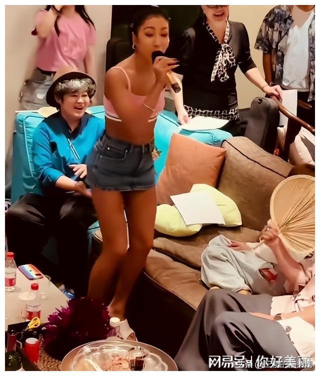 J9九游会：刘欢夫妇举办家宴吉克隽逸穿着暴露被网友痛批不懂教养(图9)