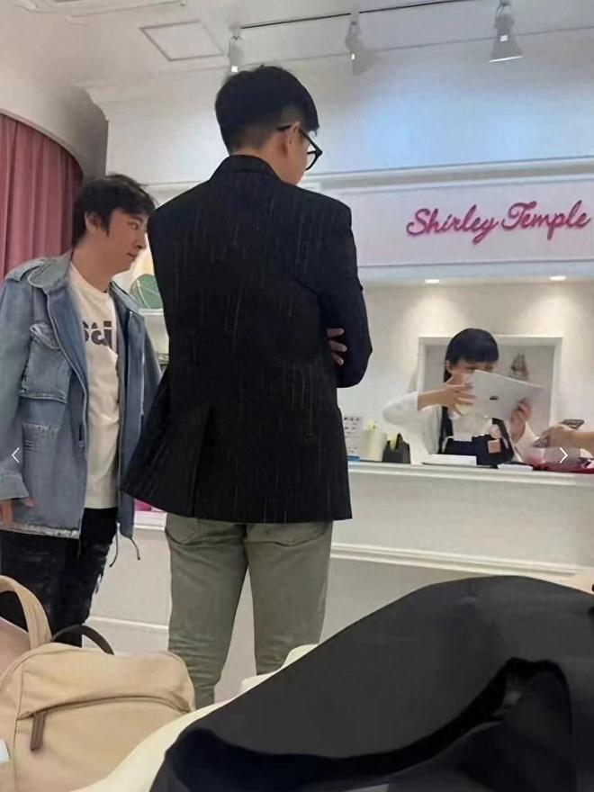 王思聪认账了！现身日本买童装过父亲节黄一鸣有王健林撑腰硬气(图1)