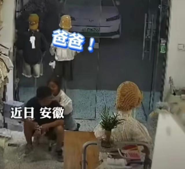 女孩背后喊爸爸被踹飞后续：知情人称是继父女孩妈妈坚决离婚(图2)