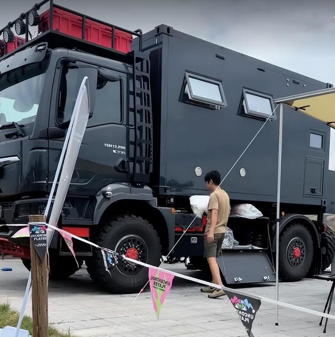 撒贝宁一家端午出游开388万豪华房车引争议网友质疑其收入(图10)
