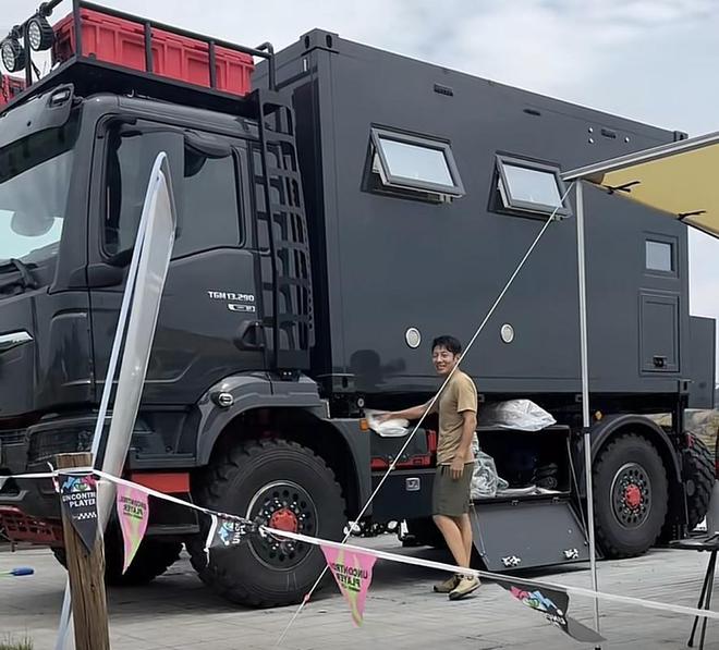 撒贝宁一家端午出游开388万豪华房车引争议网友质疑其收入(图13)