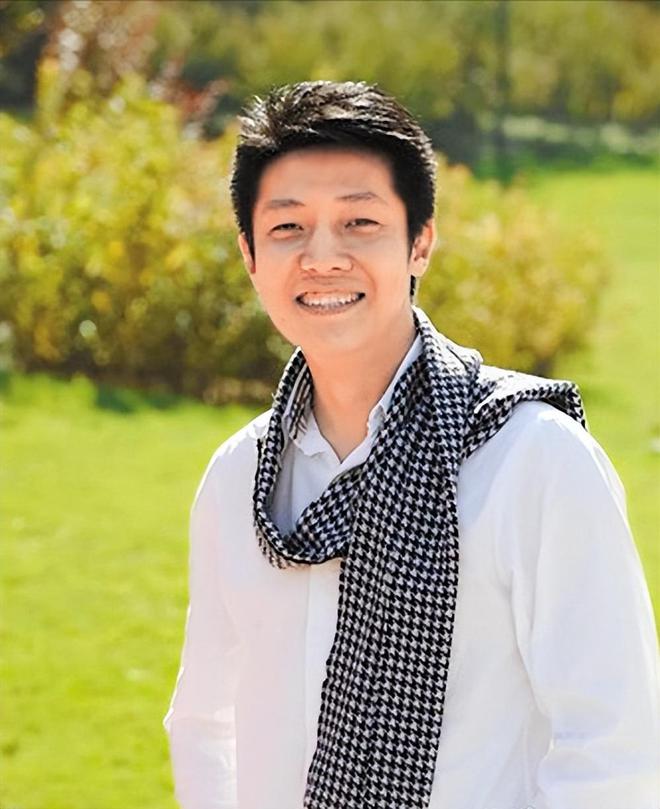 撒贝宁一家端午出游开388万豪华房车引争议网友质疑其收入(图16)