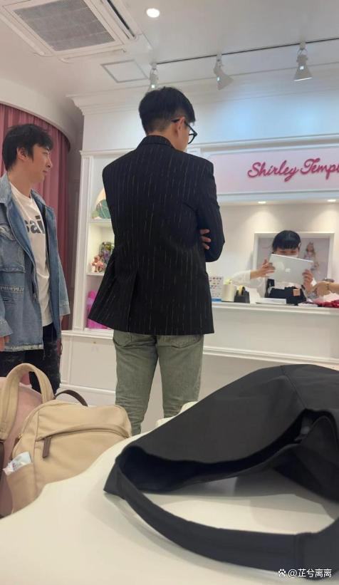 王思聪被曝日本逛童装店疑为孩子买衣服网友：这是妥协了？(图2)