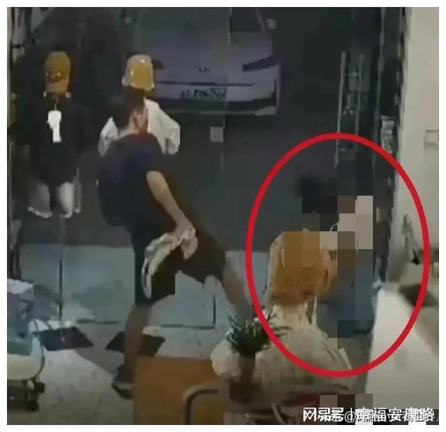 J9九游会：枉为人父！女孩被爸爸踢飞后续：知情人发声男子踹孩子内情披露(图6)