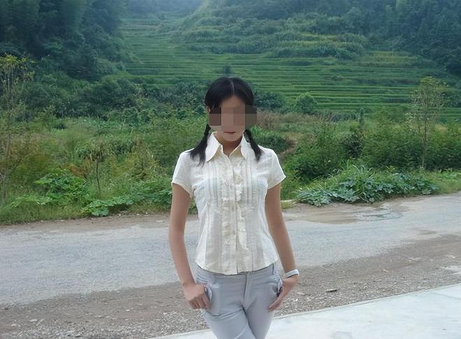 九游会J9：校花陈皖枝：被丈夫喂到330斤睡塌两张床丈夫：我怕她被抢走(图1)