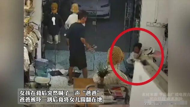 九游会J9：女儿被爸爸踹飞后续：疑孩子妈妈要离婚邻居爆猛料评论区炸锅(图2)