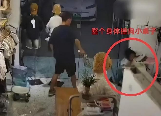 安徽一五岁女孩被爸爸狠狠踹到柜子上内幕曝光不配当爹！(图15)