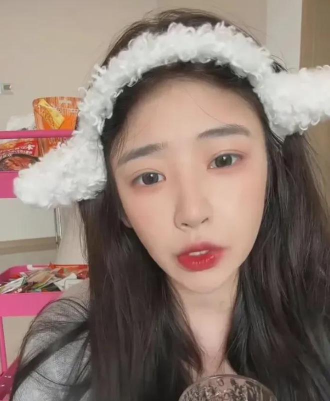 黄一鸣坦言孩子是王思聪的！男方带新美女现身寺庙游玩(图5)