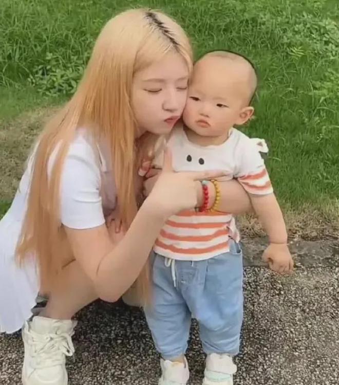 黄一鸣坦言孩子是王思聪的！男方带新美女现身寺庙游玩(图7)