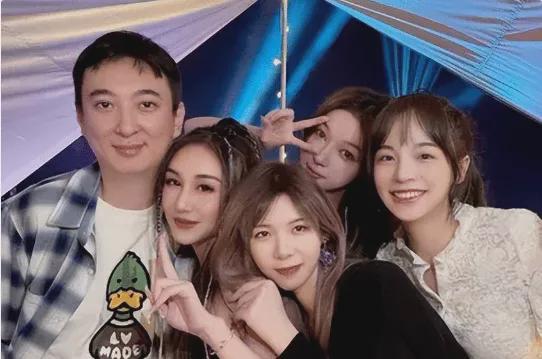 黄一鸣坦言孩子是王思聪的！男方带新美女现身寺庙游玩(图11)
