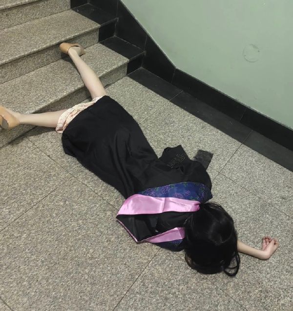 轻松一刻：女下属穿这样对你表白你扛得住吗？(图2)