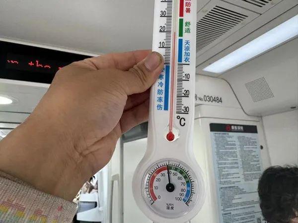 冷飕飕！沪上部分地铁车厢被指寒气刺骨！实测：最冷处不足20℃……(图4)