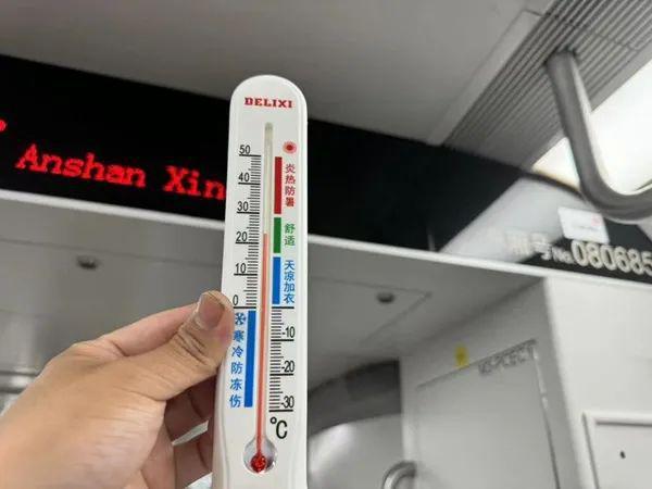 冷飕飕！沪上部分地铁车厢被指寒气刺骨！实测：最冷处不足20℃……(图6)