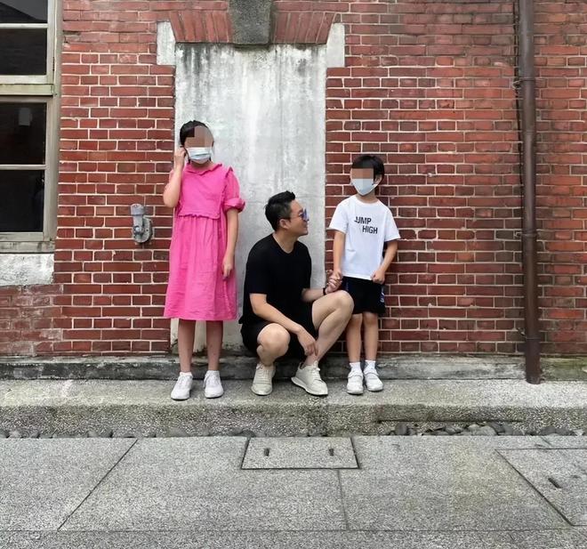 J9九游会：汪小菲周末带娃郊游8岁汪希箖高鼻梁颜值高小玥儿腿晒黑了！(图3)