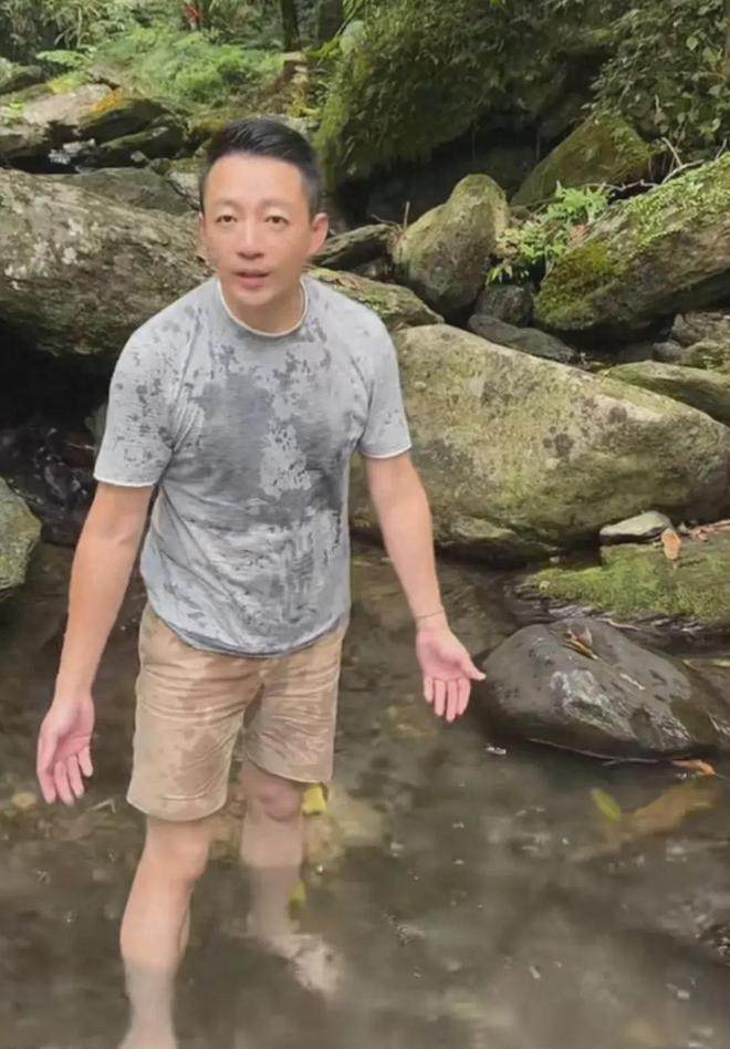 J9九游会：汪小菲周末带娃郊游8岁汪希箖高鼻梁颜值高小玥儿腿晒黑了！(图1)
