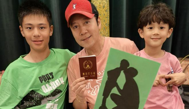 J9九游会：蔡国庆晒老婆视角庆父亲节与俩儿子温馨同框父子仨全是高颜值(图3)