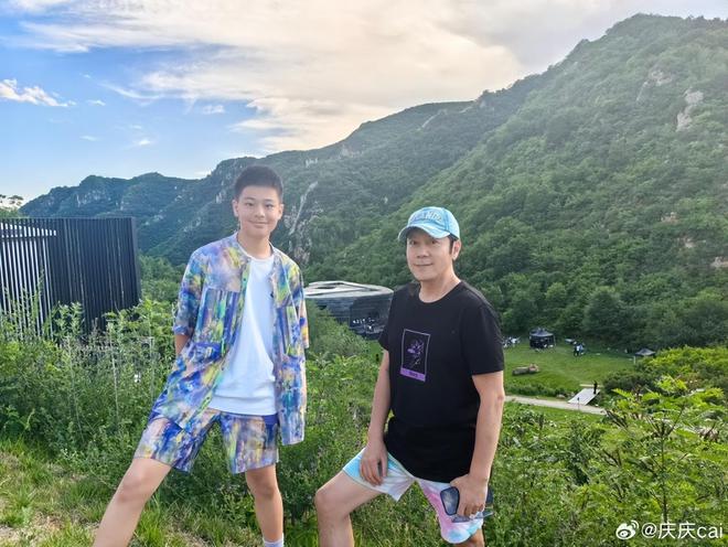 J9九游会：蔡国庆晒老婆视角庆父亲节与俩儿子温馨同框父子仨全是高颜值(图5)