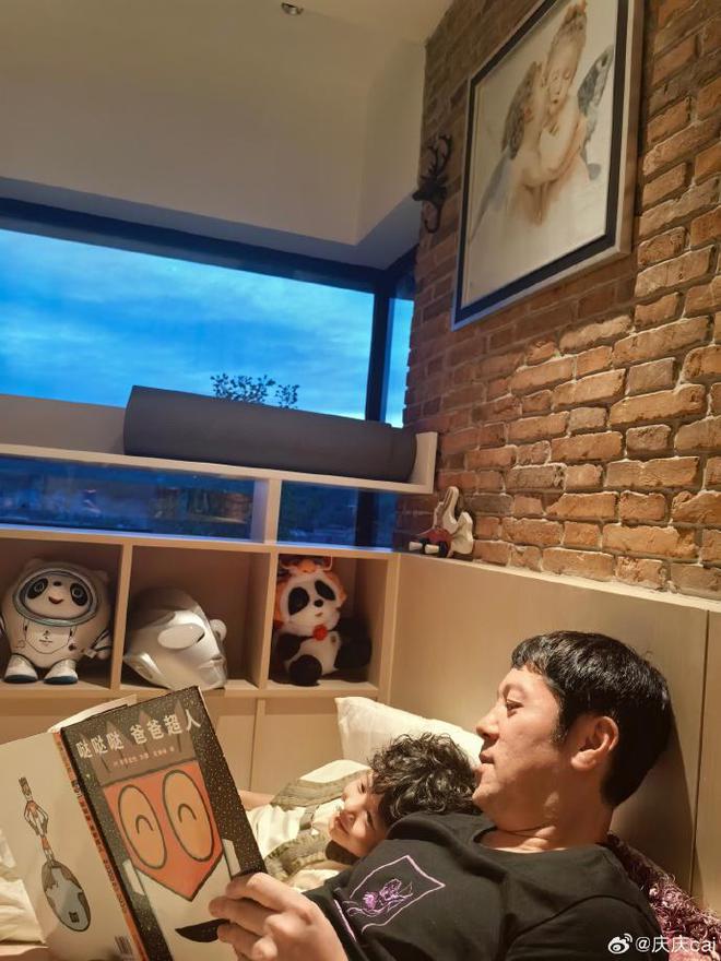 J9九游会：蔡国庆晒老婆视角庆父亲节与俩儿子温馨同框父子仨全是高颜值(图7)