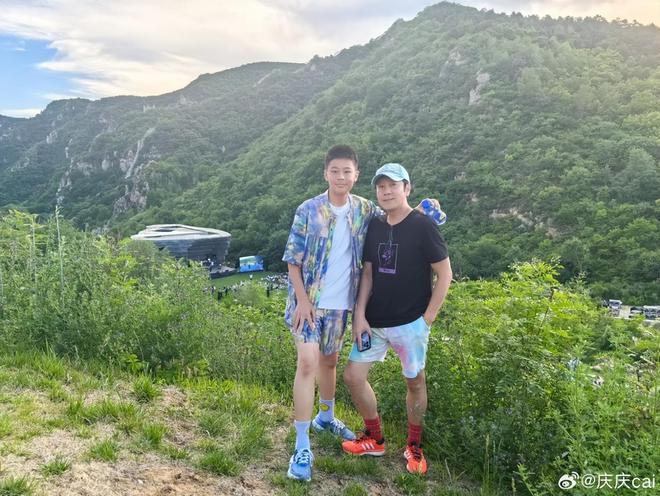 J9九游会：蔡国庆晒老婆视角庆父亲节与俩儿子温馨同框父子仨全是高颜值(图6)