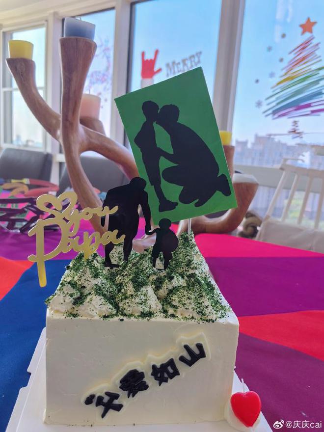 J9九游会：蔡国庆晒老婆视角庆父亲节与俩儿子温馨同框父子仨全是高颜值(图4)
