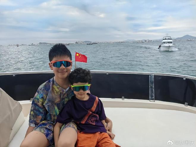 J9九游会：蔡国庆晒老婆视角庆父亲节与俩儿子温馨同框父子仨全是高颜值(图9)