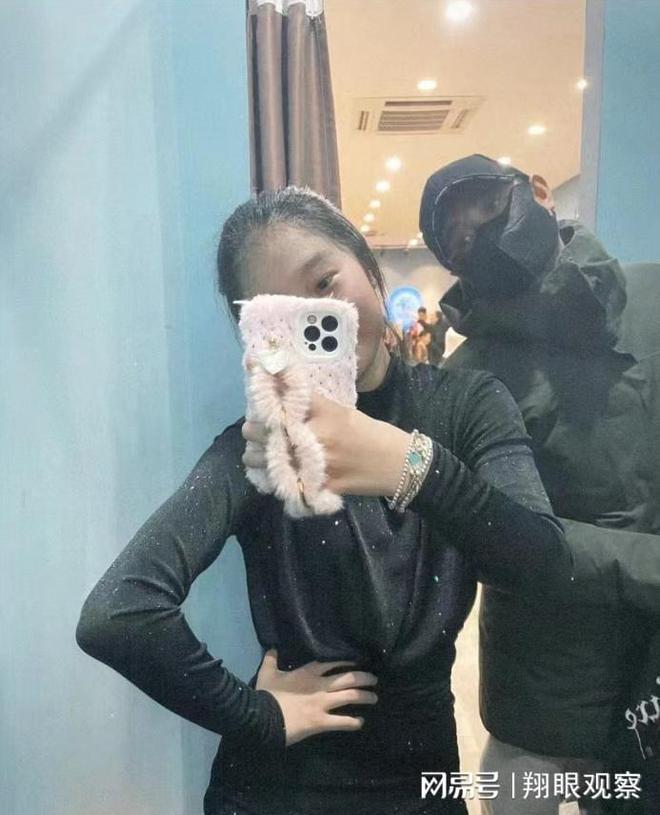 九游会J9：马伊琍大女儿父亲节晒合照：父女歪头卖萌超有爱文章老到认不出(图3)