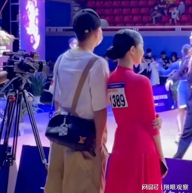 九游会J9：马伊琍大女儿父亲节晒合照：父女歪头卖萌超有爱文章老到认不出(图6)
