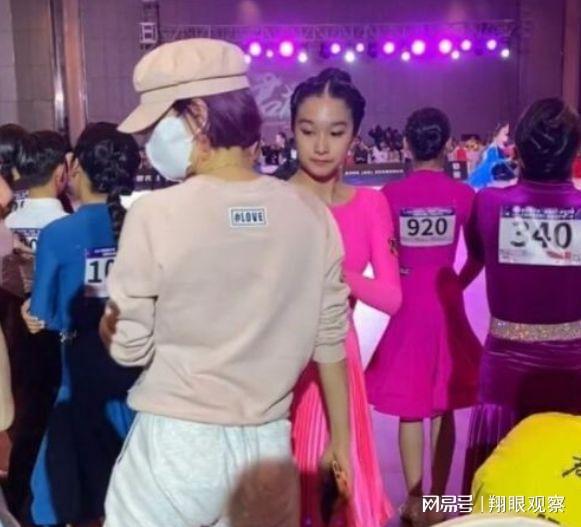 九游会J9：马伊琍大女儿父亲节晒合照：父女歪头卖萌超有爱文章老到认不出(图7)