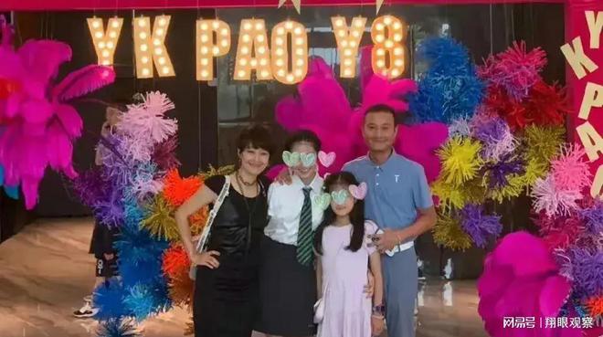 九游会J9：马伊琍大女儿父亲节晒合照：父女歪头卖萌超有爱文章老到认不出(图8)