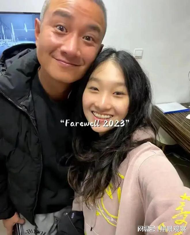 九游会J9：马伊琍大女儿父亲节晒合照：父女歪头卖萌超有爱文章老到认不出(图10)