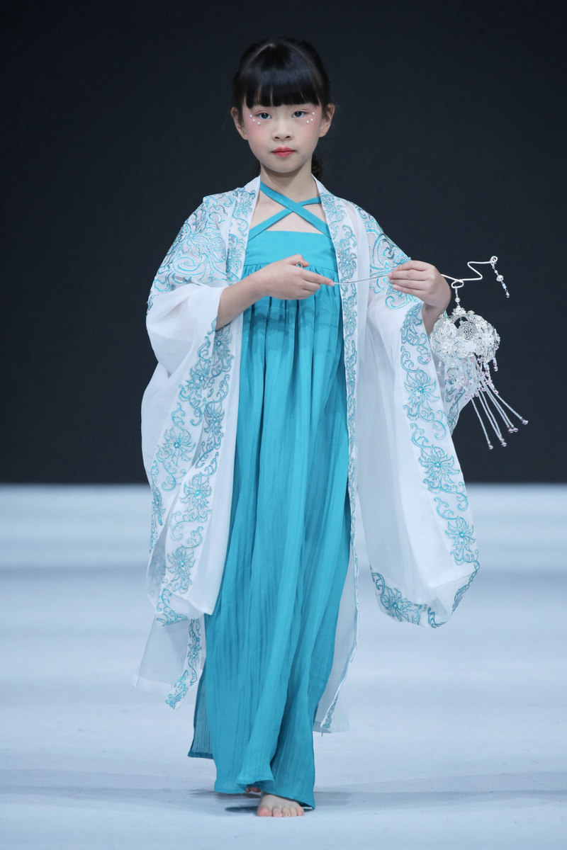 九游会J9官方：“童装课·时光调色板”2024海派儿童时尚趋势发布举行(图1)