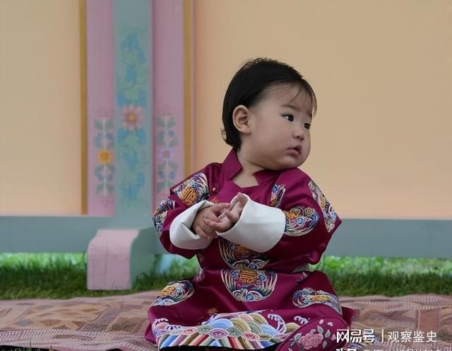 不丹小公主1岁生日照小包子脸穿传统童装萌翻佩玛王后封肚了(图1)