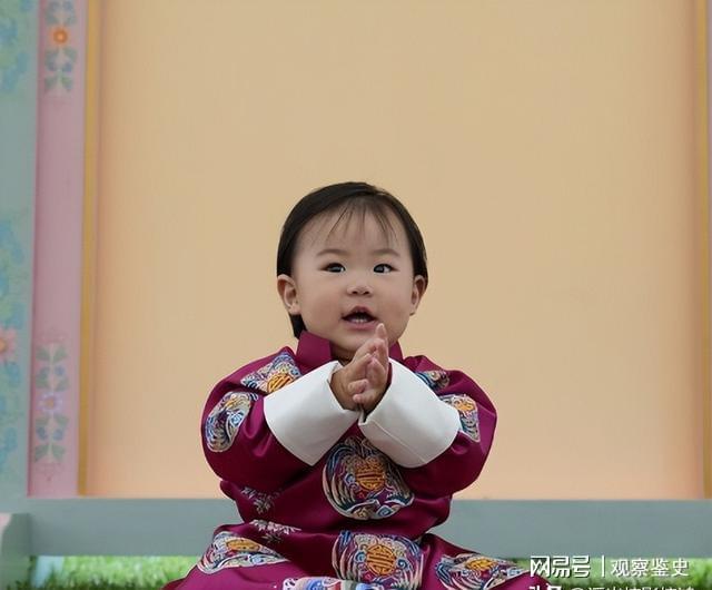 不丹小公主1岁生日照小包子脸穿传统童装萌翻佩玛王后封肚了(图2)