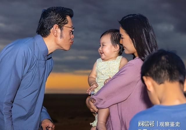 不丹小公主1岁生日照小包子脸穿传统童装萌翻佩玛王后封肚了(图3)