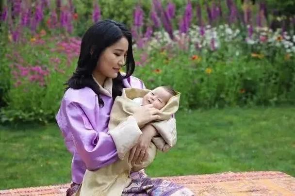 不丹小公主1岁生日照小包子脸穿传统童装萌翻佩玛王后封肚了(图6)