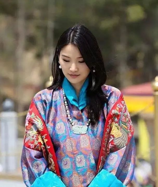 不丹小公主1岁生日照小包子脸穿传统童装萌翻佩玛王后封肚了(图4)