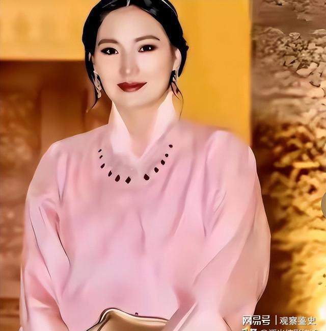 不丹小公主1岁生日照小包子脸穿传统童装萌翻佩玛王后封肚了(图8)