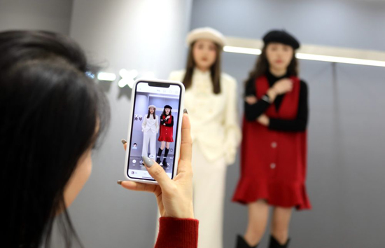 新春服饰热销文化体验走俏——春节前夕服装市场走访见闻(图2)