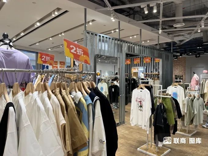 九游会J9：2024了谁还在商场买衣服？(图1)
