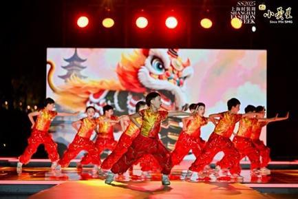 和爸妈一起上台和萌宠一起上台……时装周T台上迎来了汉服小模特！(图1)