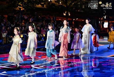 和爸妈一起上台和萌宠一起上台……时装周T台上迎来了汉服小模特！(图3)
